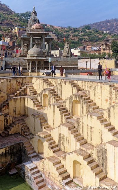 Panna Meena ka Kund