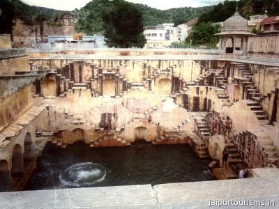 Panna Meena ka Kund