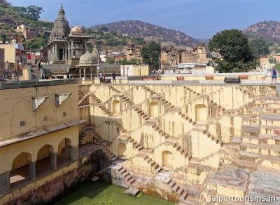 Panna Meena ka Kund