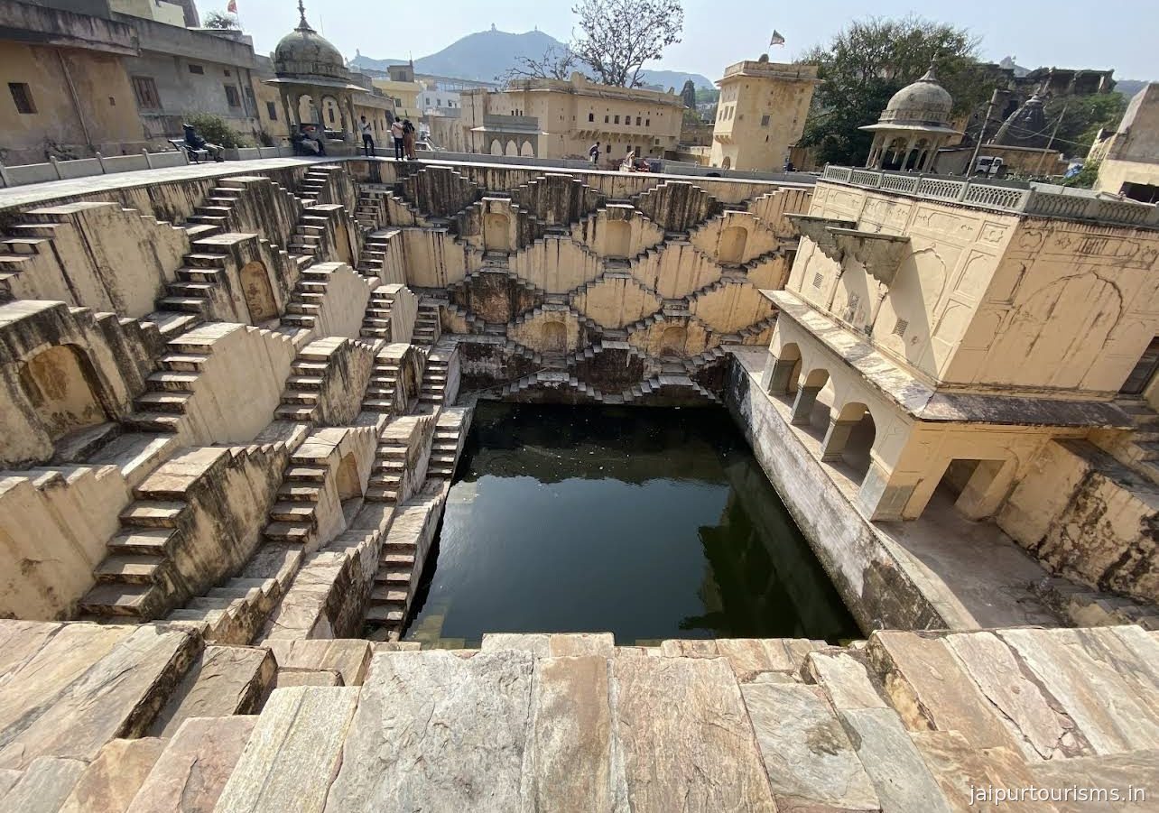Panna Meena ka Kund